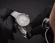 Mẫu đồng hồ Tambour của Louis Vuitton được đưa về boutique ở Việt Nam
