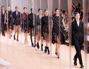 Prada Spring 2024 làm sống lại những bộ trang phục thường nhật