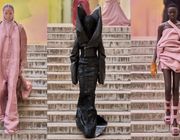 Show diễn Rick Owens Xuân Hè 2024: Sắc hồng huyền ảo từ "chúa tể bóng tối"