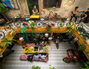 Tìm 'ngọc quý' trong rác tái chế tại quán cafe giữa lòng phố cổ