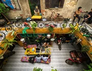 Tìm 'ngọc quý' trong rác tái chế tại quán cafe giữa lòng phố cổ