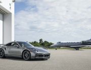 Porsche và Embraer: Sự kết hợp hoàn hảo của siêu xe 911 Turbo S và máy bay Phenom 300E