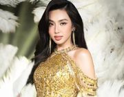 Bắt gặp Thùy Tiên "dát vàng" kín người làm tượng sống đứng bất động trên phố, biểu cảm lầy lội gây sốt cõi mạng