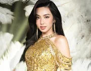 Bắt gặp Thùy Tiên "dát vàng" kín người làm tượng sống đứng bất động trên phố, biểu cảm lầy lội gây sốt cõi mạng