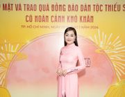Hoa hậu Hoàng Thanh Nga chăm chỉ hoạt động thiện nguyện cuối năm