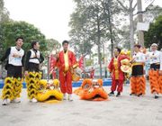 Lần đầu tiên dàn cast "2 ngày 1 đêm" thử sức múa lân