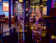 Nhâm nhi cồn, nghe đĩa than cùng Montauk Bar và LP Club