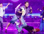 Diva Hồng Nhung đọc rap, nhảy ke đầu trên sân khấu "Chị đẹp đạp gió rẽ sóng"