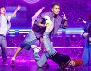 Diva Hồng Nhung đọc rap, nhảy ke đầu trên sân khấu "Chị đẹp đạp gió rẽ sóng"