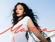 Jennie táo bạo và thanh lịch trong trang phục của Chanel