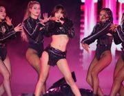 Lisa đeo cánh thiên thần, mặc nội y diễn tại Victoria's Secret Fashion Show