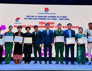 Ông Johnathan Hạnh Nguyễn nhận giải thưởng Vừ A Dính