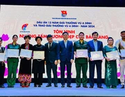 Ông Johnathan Hạnh Nguyễn nhận giải thưởng Vừ A Dính
