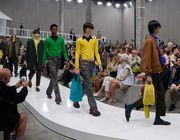 BST Prada Xuân Hè Nam 2025: Bản chất của sự thật đằng sau chiếc mặt nạ bóng bẩy