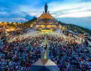 Núi Bà Đen hút hàng vạn du khách đến vui chơi và tham dự dâng đăng mừng Quốc khánh