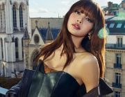 Lisa diện mốt khoe nội y trên phố