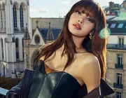 Lisa diện mốt khoe nội y trên phố