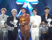 Nhóm nhạc 4 anh trai 'say hi' gây tranh cãi