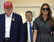 Vợ ông Trump mặc váy Dior cũ trong ngày bầu cử