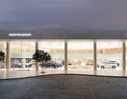 JLR Việt Nam thực hiện hoá chiến lược "Modern Luxury" tại Hà Nội: Ra mắt trung tâm trưng bày theo tiêu chuẩn mới cao nhất