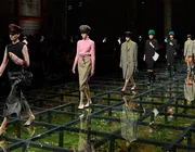 BST Prada thu-đông 2024 : Cuộc trò chuyện lãng mạn với lịch sử