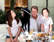 Diva Hồng Nhung tuổi 54: Vóc dáng gợi cảm, viên mãn bên bạn trai Tây