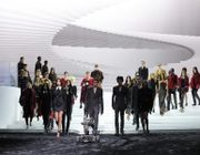 BST Versace thu đông 2024: dấu gạch nối giữa cội nguồn truyền thống và rung cảm nổi loạn đương đại