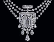 Chanel biến chai nước hoa huyền thoại thành vòng cổ kim cương