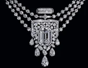 Chanel biến chai nước hoa huyền thoại thành vòng cổ kim cương