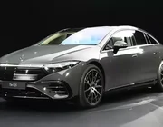 Ra mắt Mercedes-Benz EQS 2025 với thiết kế giống xe xăng hơn, phạm vi di chuyển tăng 82 km
