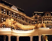 Versace khai trương khách sạn đầu tiên tại châu Á, Triệu Lộ Tư là khách mời đặc biệt
