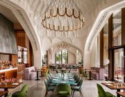 Bên trong resort 90 hồ bơi, thức ăn dát vàng tại Dubai