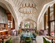 Bên trong resort 90 hồ bơi, thức ăn dát vàng tại Dubai