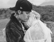 Vợ chồng Justin Bieber chào đón con đầu lòng sau 5 năm kết hôn