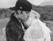 Vợ chồng Justin Bieber chào đón con đầu lòng sau 5 năm kết hôn