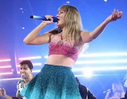 Taylor Swift đưa trend thời trang lấp lánh trở lại với các trang phục biểu diễn The Eras Tour