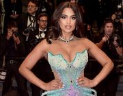 Miss Earth Malaysia 2021 mặc đầm Nguyễn Minh Tuấn tại LHP Cannes