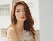 Diễm My 9X hiếm hoi diện váy cúp trễ nải sau khi kết hôn