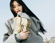 Đại sứ Gucci Hanni xuất hiện trong chiến dịch quảng bá túi Horsebit 1955 tại Seoul