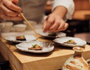 Omakase: Khi giới trẻ chi cả tháng lương cho một bữa ăn không được chọn món, mỗi phần chỉ bé bằng ngón tay