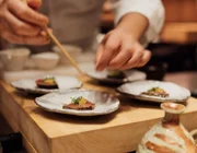 Omakase: Khi giới trẻ chi cả tháng lương cho một bữa ăn không được chọn món, mỗi phần chỉ bé bằng ngón tay