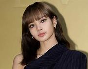 Lisa (BLACKPINK) trở về với mái tóc tự nhiên khi yêu