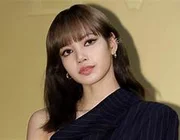 Lisa (BLACKPINK) trở về với mái tóc tự nhiên khi yêu