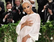 Doja Cat quấn khăn tắm, mặc đồ ướt dự Met Gala 2024