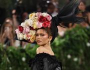 Đồng chủ tịch Met Gala Zendaya hậu thuẫn John Galliano