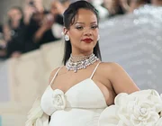 Lý do Rihanna, Taylor Swift và các sao này vắng mặt Met Gala 2024