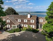 Một ngôi nhà ở Cape Cod trị giá 13 triệu đô la mang trong mình vẻ quyến rũ của thời đại đã qua được niêm yết lần đầu tiên sau 50 năm