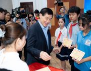Ông Johnathan Hạnh Nguyễn trao học bổng trị giá 3,6 tỷ đồng cho học sinh, sinh viên vượt khó