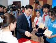 Ông Johnathan Hạnh Nguyễn trao học bổng trị giá 3,6 tỷ đồng cho học sinh, sinh viên vượt khó