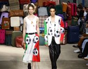 Moschino SS25: Những rung cảm được đánh thức tại chân trời mới